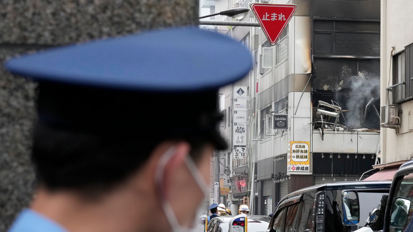 Tokió, 2023. július 3.
Rendőrtiszt nézi a pusztítás nyomait a japán főváros Simbasi negyedében történt robbanást követően 2023. július 3-án. Sajtóhírek szerint egy étteremnek is otthont adó épület második emeletén történt a detonáció, a robbanás következt