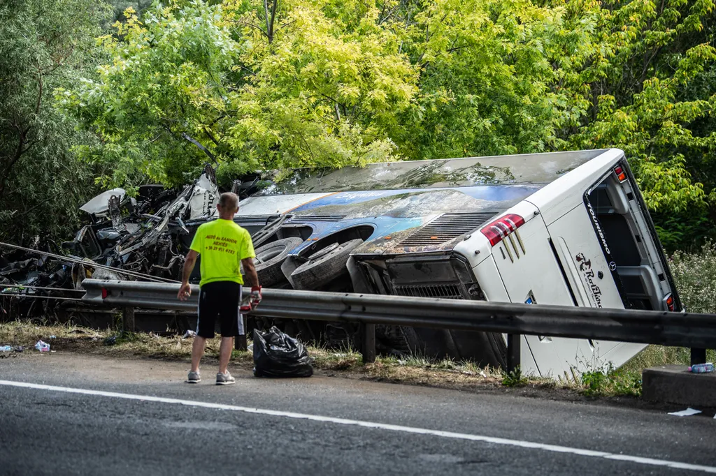 busz, baleset, Felborult egy busz az M7-esen, nyolc ember meghalt, Árokba borult egy autóbusz az M7-es autópályán Szabadbattyán térségében, a Budapest felé vezető oldalon vasárnap hajnalban öt óra előtt néhány perccel 