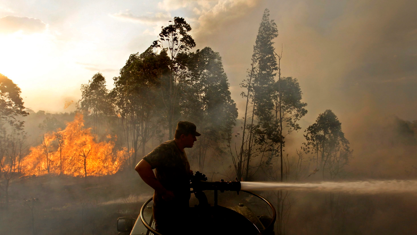 Erdőtűz tombol a Floresta Nemzeti Parkban Brazíliavárosban.  (MTI/EPA/Fernando Bizerra Jr) 