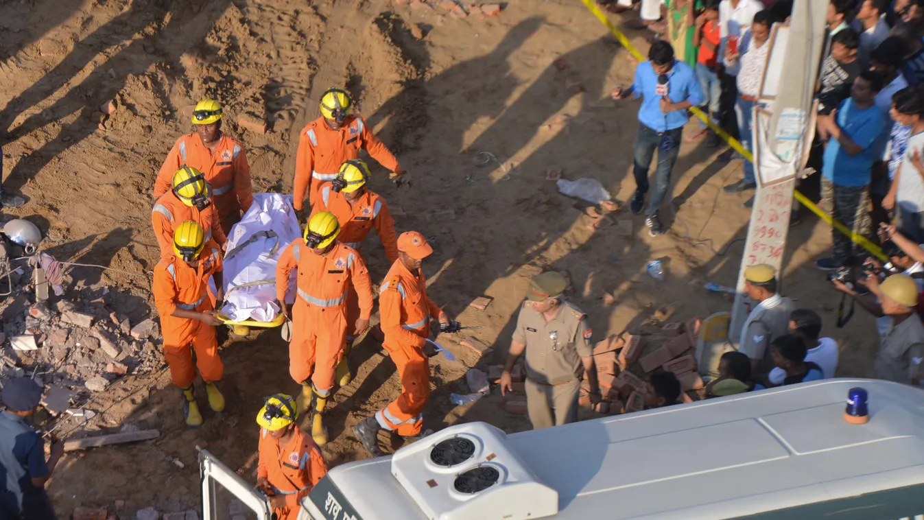 Összedőlt két épület az indiai főváros, Újdelhi közelében, többen meghaltak 
