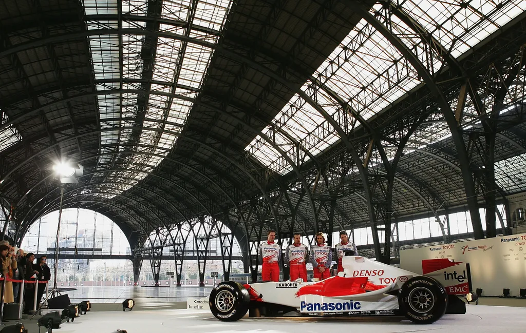 Forma-1, Ralf Schumacher, Ricardo Zonta, Jarno Trulli, Olivier Panis, Toyota Racing, Estacion de Franca, Barcelona 2005 bemutató 