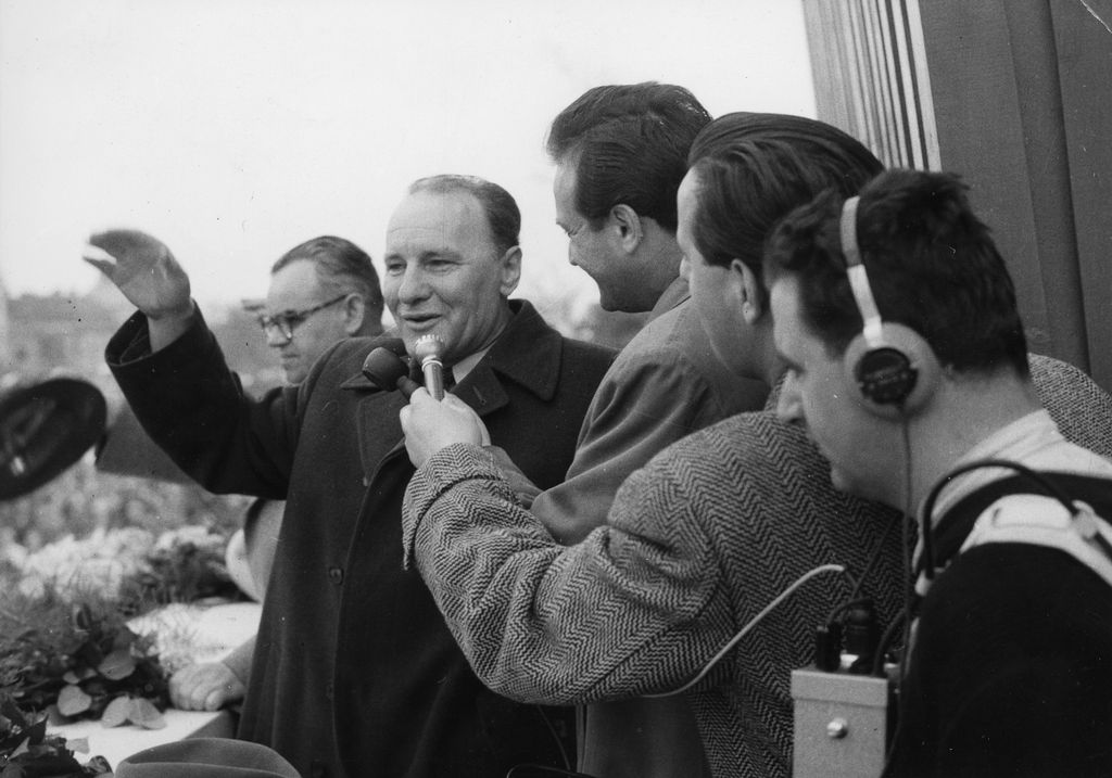 Ötvenhatosok tere (Felvonulási tér), dísztribün, május 1-i riport Kádár Jánossal, mögötte Kiss Károly, a riporter Szepesi György. 1960 