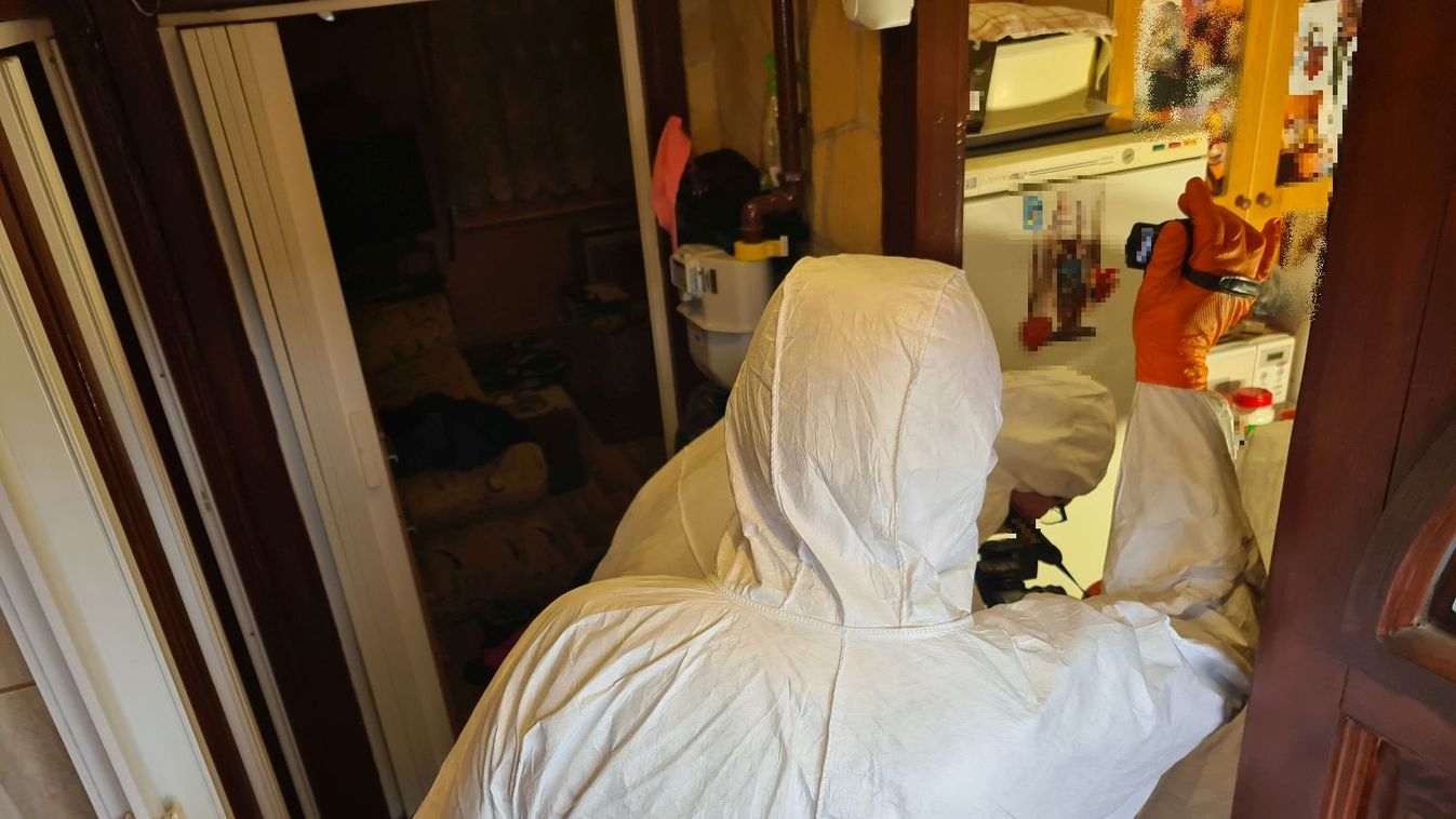 Helyszínelők dolgoznak egy Salgótarjáni házban, ahol holtan találtak egy idős asszonyt 2022. március 29-én 