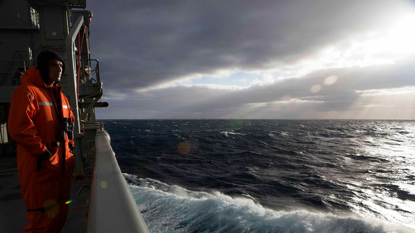 Maláj gép, eltűnt repülőgép, egy ausztrál tengerész figyeli a vizet a roncsok után kutatva 