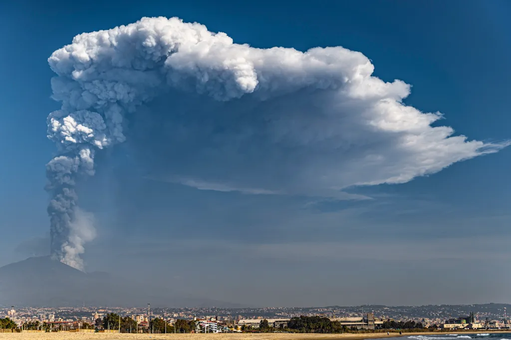 Catania, March 4, 2021. Ninth eruption in 17 days from the Southeast Crater. Ash plume seen from Catania. 