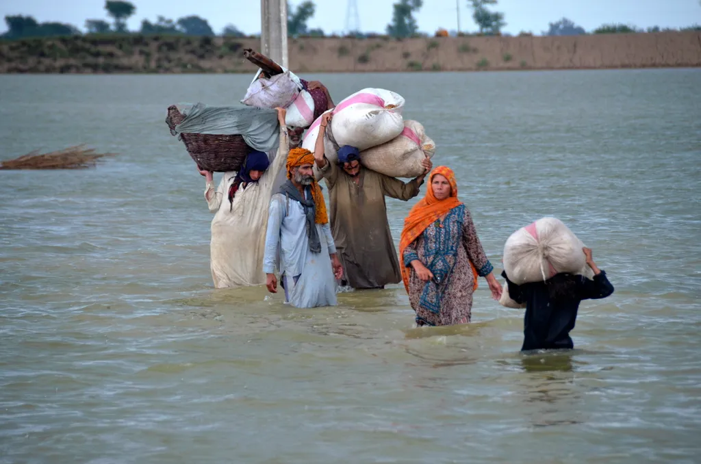 Árvíz és aszály a világban 
Emberek gázolnak a heves esőzések által okozott árvízben Dzsaffarábádban 2022. augusztus 24-én. A nemzetközi közösség segítségét kérte Pakisztán az özönvízszerű esőzést követő áradások által okozott károk miatt. Az áradás 