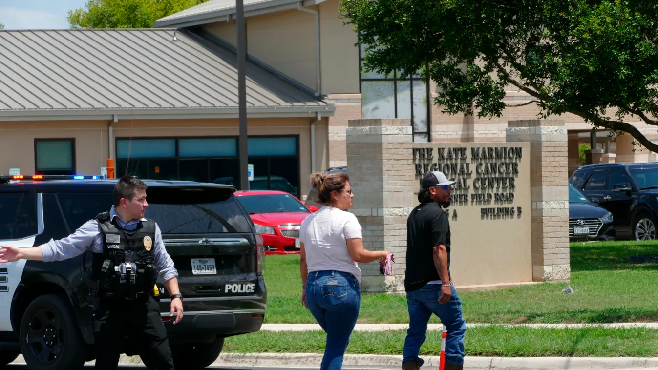 Iskolai lövöldözés Texas, Uvalde, 
A biztonsági erők tagjai a texasi Uvalde város Robb Általános Iskolájánál, amelyben egy tizenéves tüzet nyitott  A 18 éves Salvador Ramosként azonosított támadó legkevesebb tizennégy diákot és egy tanárt lőtt agyo 