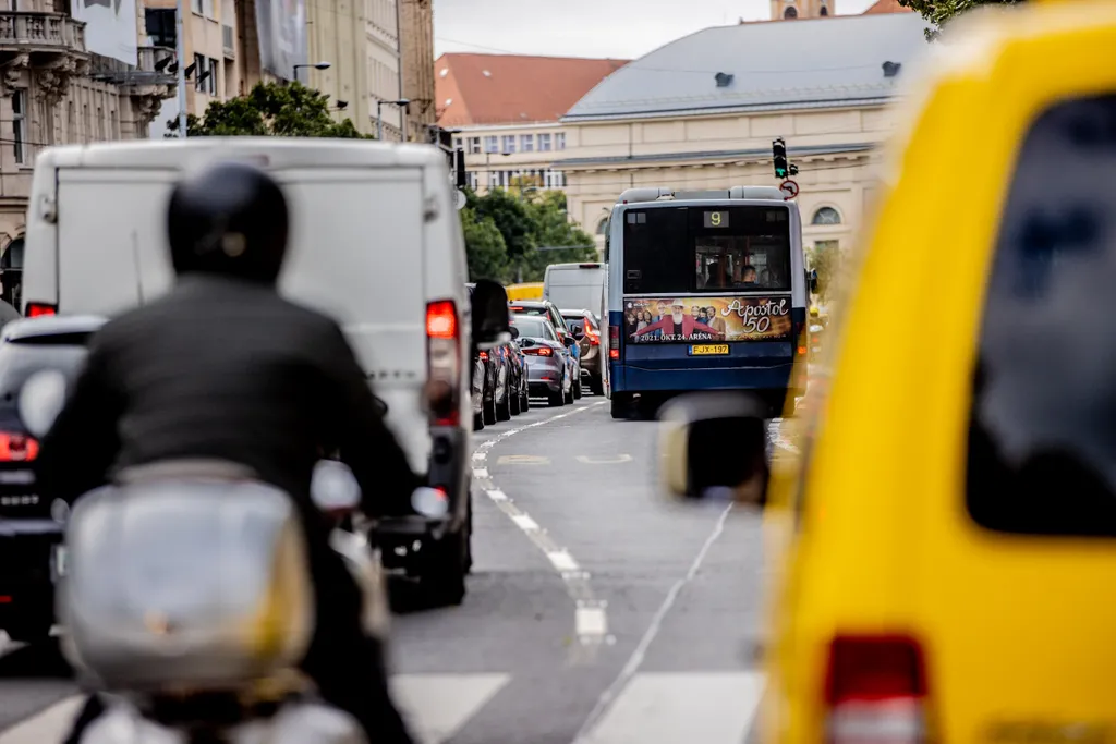 dugó, közlekedés, forgalom, autó, belváros, Budapest, 2021.09.01.taxi 