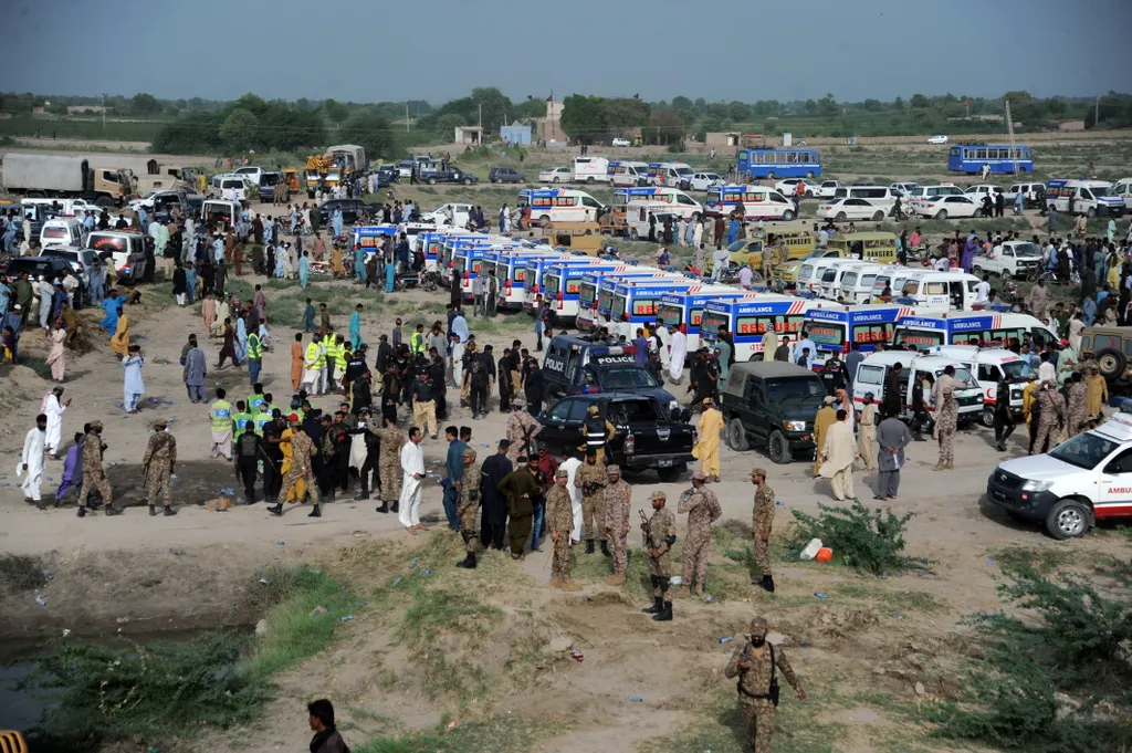 Navabsah, baleset, kisiklott vonat, személyszállító vonat, dél-pakisztán, 30 ember életét vesztette, 60 megsérült, 2023. 08. 06. 