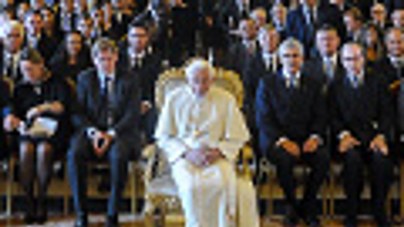 XVI. Benedek pápa fogadja a Demokratikus Centrumpártok Internacionáléja (CDI) római tanácskozásán részt vevő politikusokat Castel Gandolfó-i nyári rezidenciáján