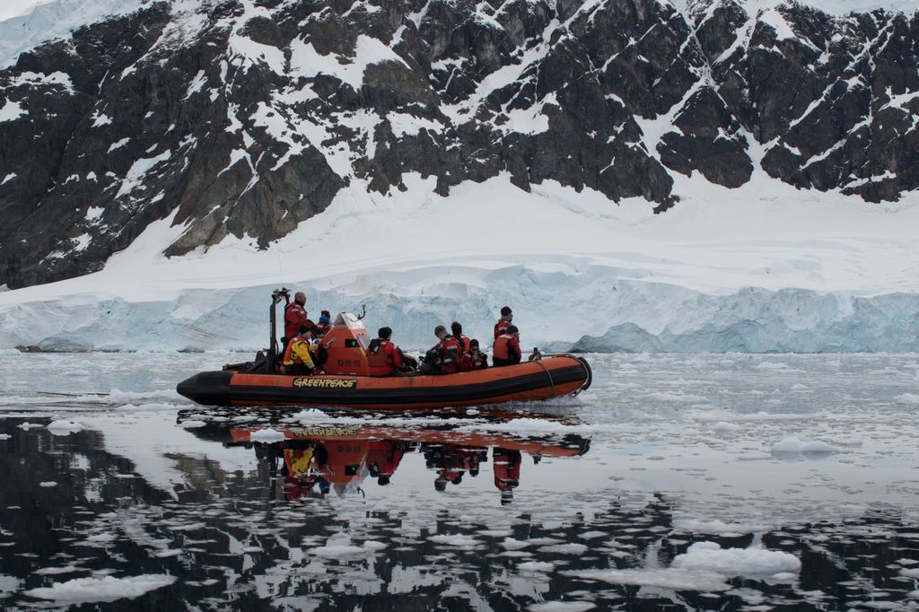 Antarktisz Neko Harbour in the Antarctic Antarctic Peninsula Coastal features Day Greenpeace crew Greenpeace inflatables (topography) Outdoors Protect the Antarctic (campaign title) Reflections February 16th, 2018. Antarctic Peninsula, 
Greenpeac 