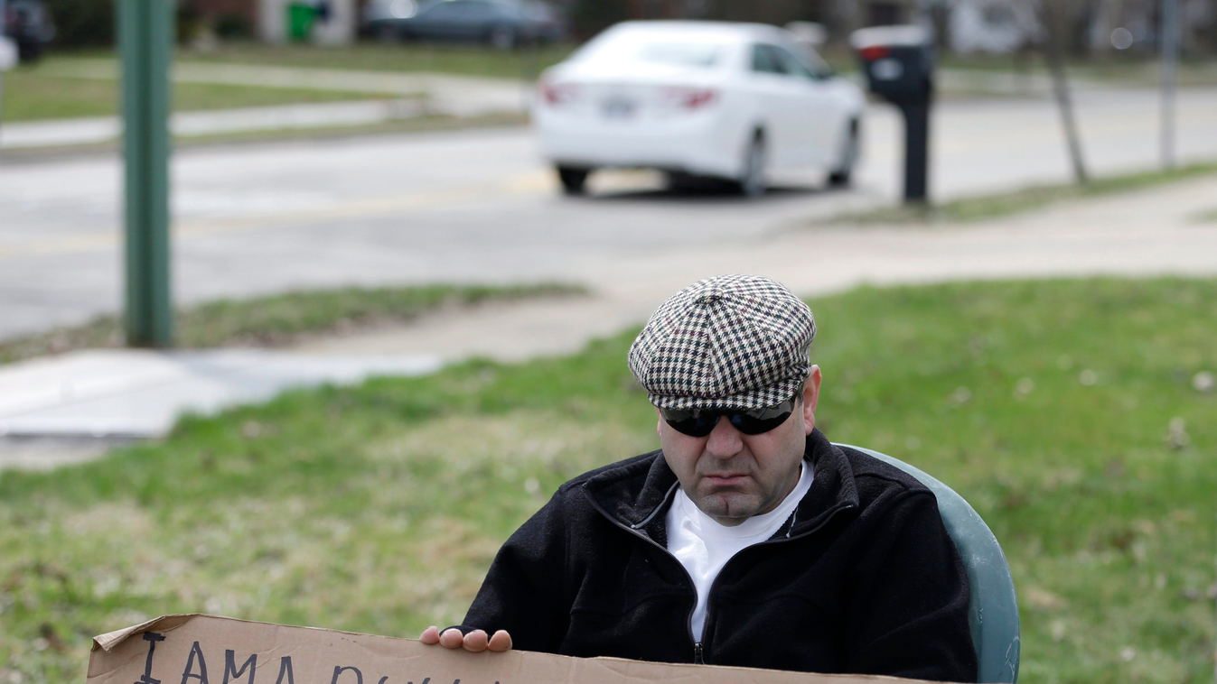 zaklatás, Edmond Aviv egy utcasarkon ülve tart önbírálatot kifejező táblát az Ohio állambeli South Euclidben 