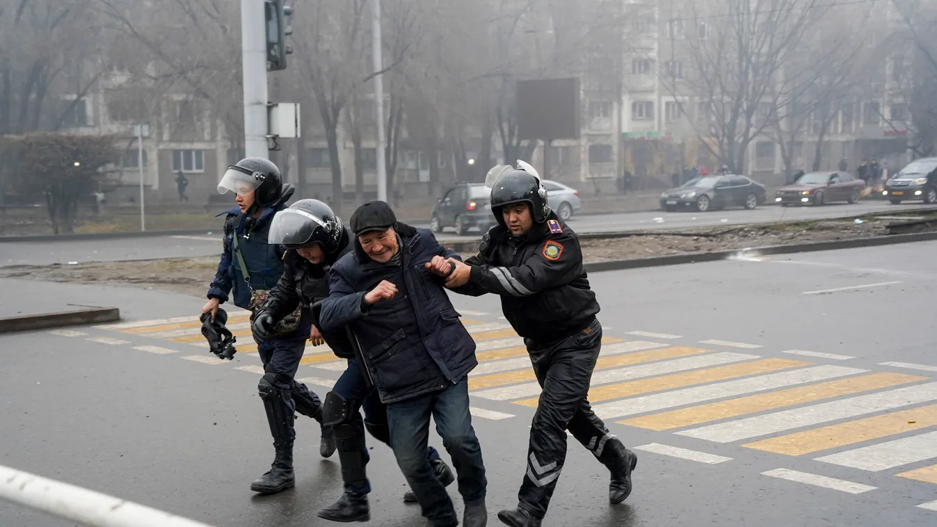 TOKAJEV, Kaszim-Zsomart Almati, 2022. január 6.
Rohamrendőrök őrizetbe vesznek egy tüntetőt Almati központjában 2022. január 5-én. A kazahsztáni tiltakozások január 2-án kezdődtek Zsanaozen városban, miután az országban eltörölték a cseppfolyósított földg