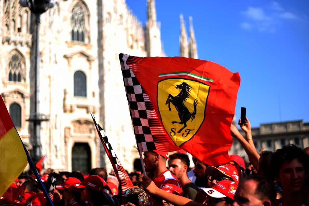 Forma-1, Scuderia Ferrari szurkolók, Piazza del Duomo 