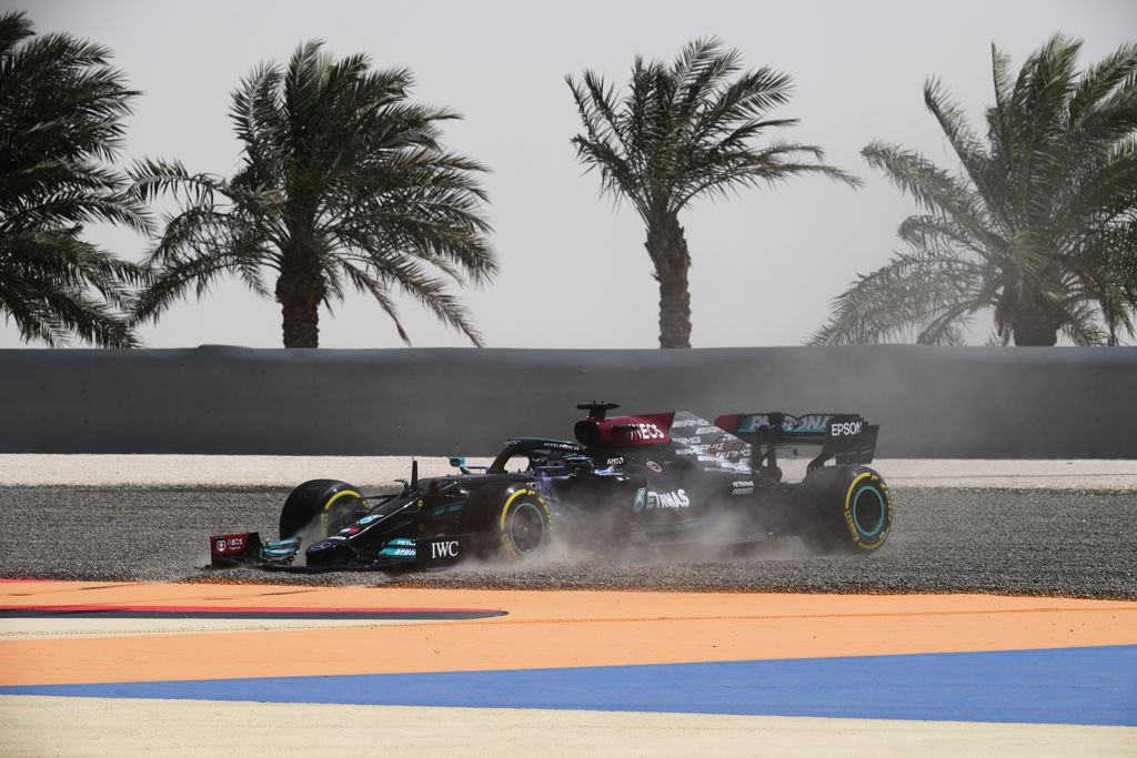 Forma-1, Bahrein teszt, 2. nap, Lewis Hamilton, Mercedes, kicsúszás 