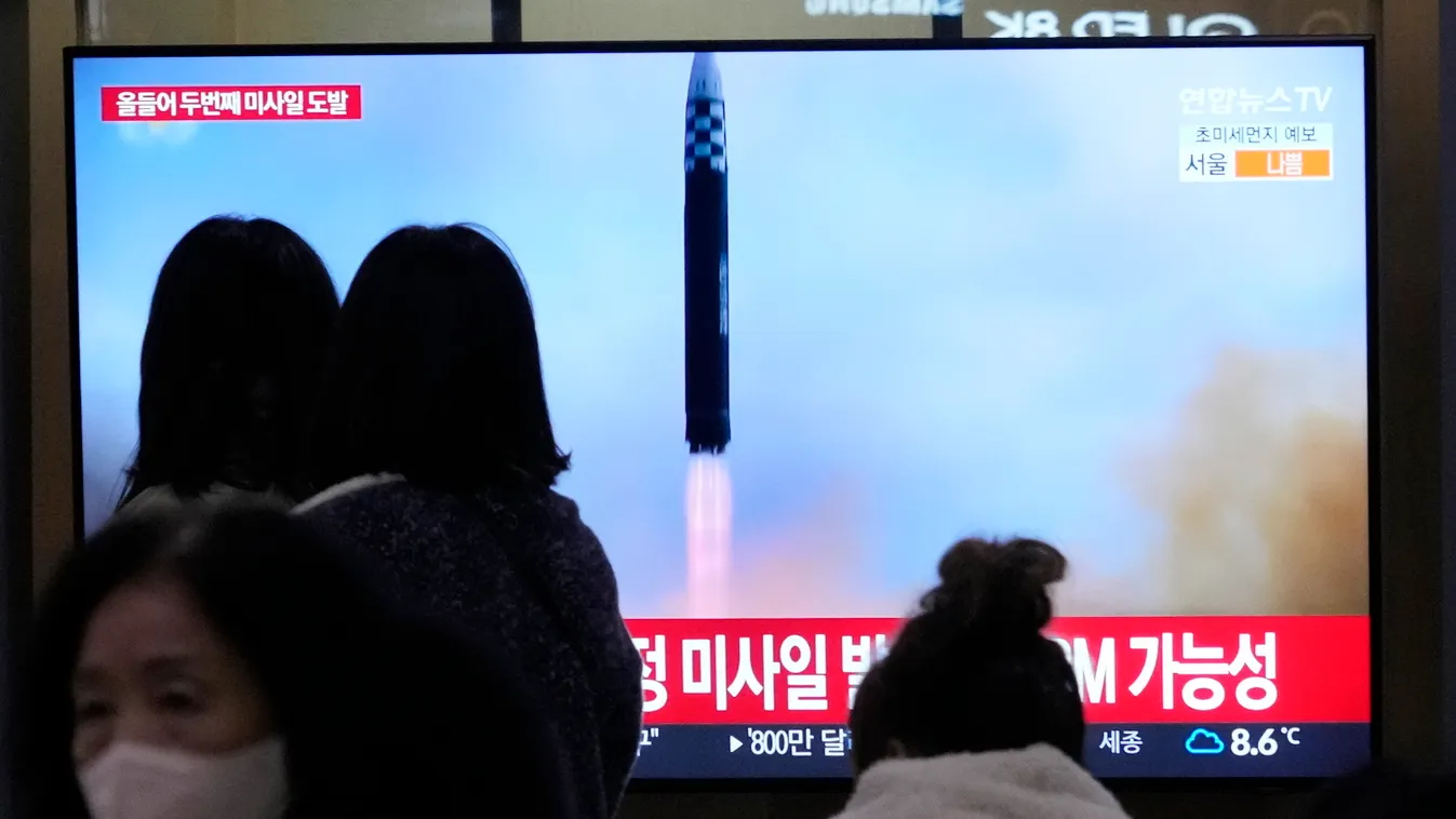 Szöul, 2023. február 18.
Észak-koreai rakétakísérletről szóló tudósítást néznek emberek a szöuli központi pályaudvar tévéképernyőjén 2023. február 18-án. A dél-koreai és a japán hadsereg közlése szerint Észak-Korea a nap folyamán újabb ballisztikus rakétá