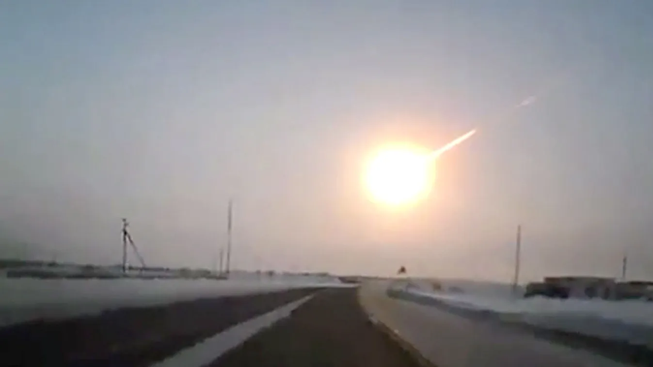 
A Nasa Gazeta által közreadott, egy műszerfalra rögzített kamera felvételén egy meteor ég el a légkörben a kazahsztáni Kosztanaj felett 2013. február 15-én