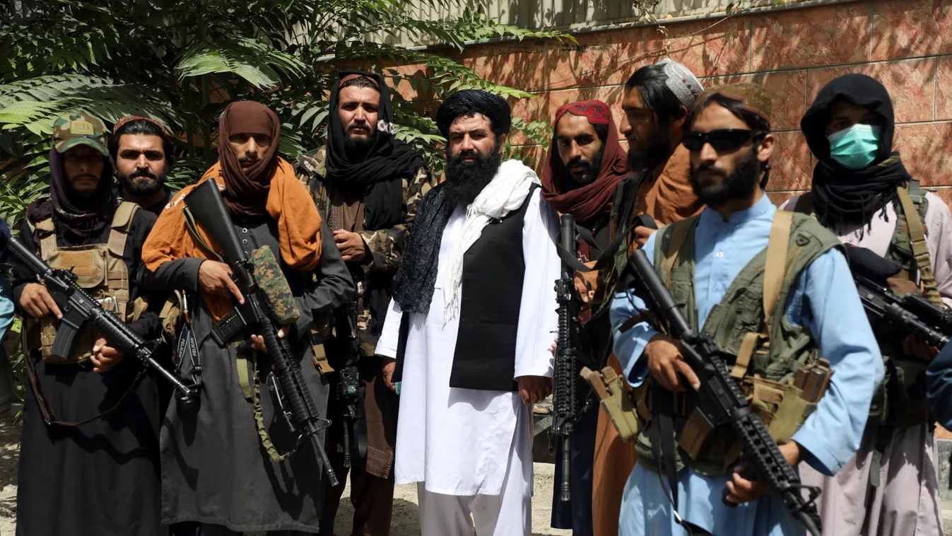 Kabul, 2021. augusztus 18.
Tálib fegyvereseket fényképeznek Kabulban 2021. augusztus 18-án. Három nappal korábban a szélsőséges iszlamista tálibok uralma alá került Afganisztán, miután a lázadók harc nélkül behatoltak az afgán fővárosba és elfoglalták az 