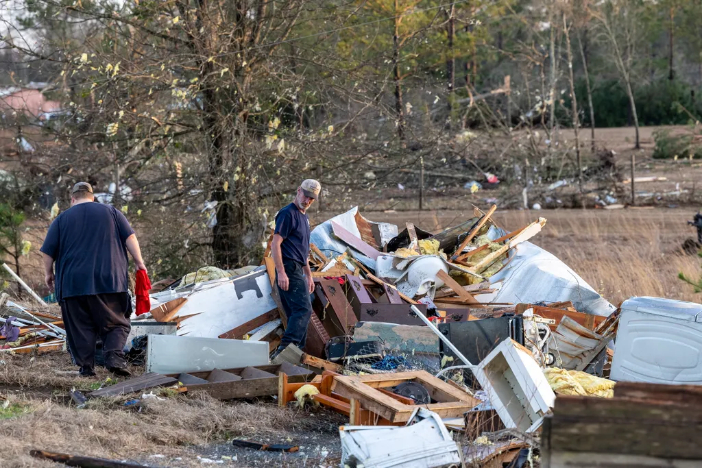 Tornádó tombolt az Egyesült Államokban  bérelt otthonának maradványai között az Alabama állambeli Prattville-ben 2023. január 12-én, miután egy hatalmas viharrendszer tornádói pusztítottak az Egyesült Államok délkeleti államaiban, Alabamában és Geor 