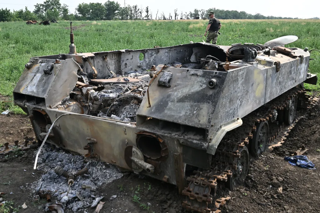 ukrán válság 2022, ukrajna, ukrán, orosz ukrán háború, háború, katona, Mikolajiv, kiégett tank 