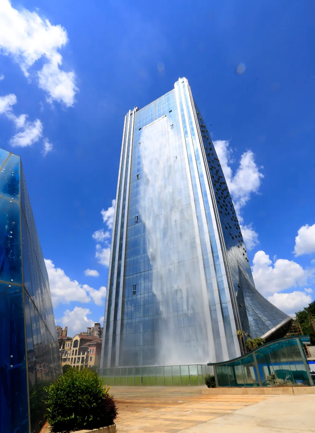 An artificial waterfall building was spotted in Guiyang China Chinese Guizhou Guiyang artificial waterfall office building Vertical mesterséges vízesés felhőkarcoló Kína 