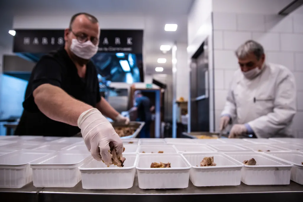 MGE Bűvös Szakács Jótékonysági főzés felajánlás maszk étel szállítás Az MGE és a Bűvös szakács kezdeményezésére jótékonysági főzés indult a Haris parkban 