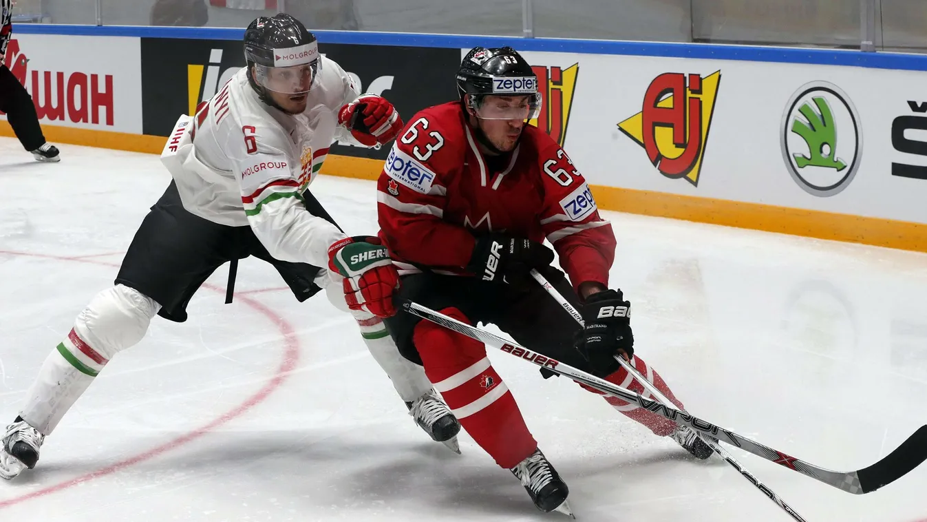Szirányi Bence és a kanadai Brad Marchand (j) az oroszországi jégkorong-világbajnokság B csoportjának második fordulójában Szentpéterváron 2016. május 8-án. 