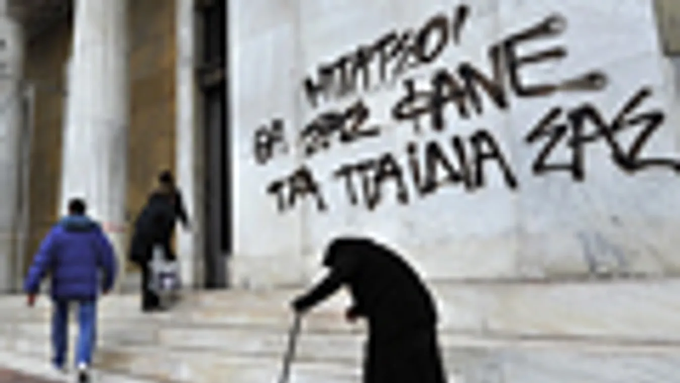 görögország, választások, gazdasági válság, koldus a Bank of Greece athéni központja előtt