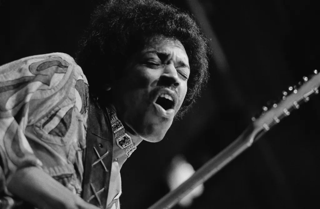Jimi Hendrix 40, Jimi Hendrix format landscape musical instrument male Music Guitarist Songwriter Rock Psychedelic Blues Roles & Occupations American Europe Britain England ES DD 3188 ES P/HENDRIX/JIMI performing playing an instrument 1566185 001 