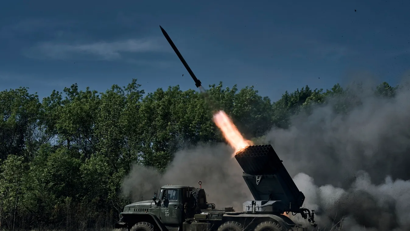 Bahmut, 2023. május 17.
Ukrán katonák az orosz állásokat lövik Grad rakéta-sorozatvetővel a kelet-ukrajnai Donyecki területen, a bahmuti fronton 2023. május 17-én.
MTI/AP/LIBKOS 