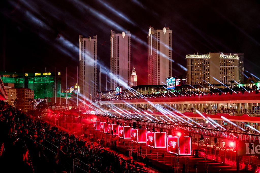 Las Vegas, 2023. november 16.
Nézők a Forma-1-es autós gyorsasági világbajnokság Las Vegas-i Nagydíjának megnyitóünnepségén 2023. november 15-én. Az első Las Vegas-i futamot november 19-én rendezik a kaszinóvárosban.
MTI/EPA/Etienne Laurent 