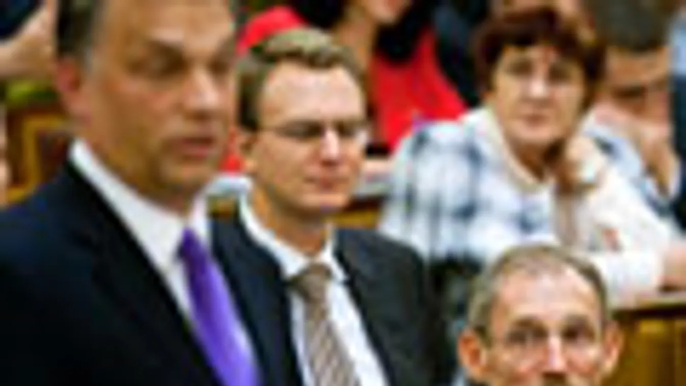 Két minisztere, (Pintér Sándor belügy és Réthelyi Miklós nemzeti erőforrás) figyeli Orbán Viktor beszédét a parlamentben 2010. szeptember 9-én