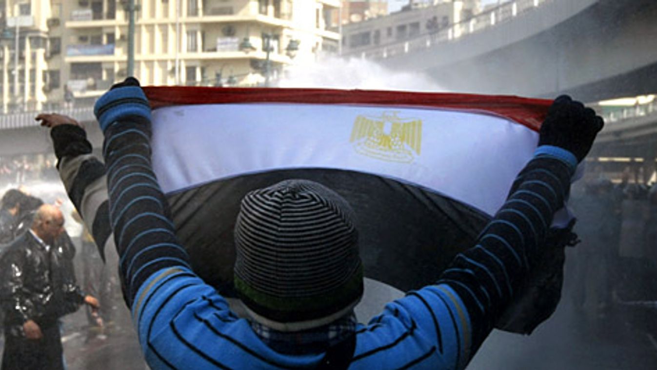 Egyiptom, Kairó, tüntetések törtek ki az egyiptomi elnök, Hoszni Mubarak távozását követelve, zavargás