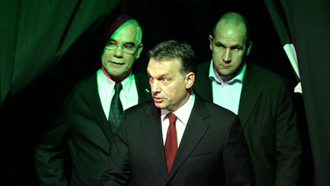Orbán Viktor érkezik országértékelő beszédére 2011. február 7-én