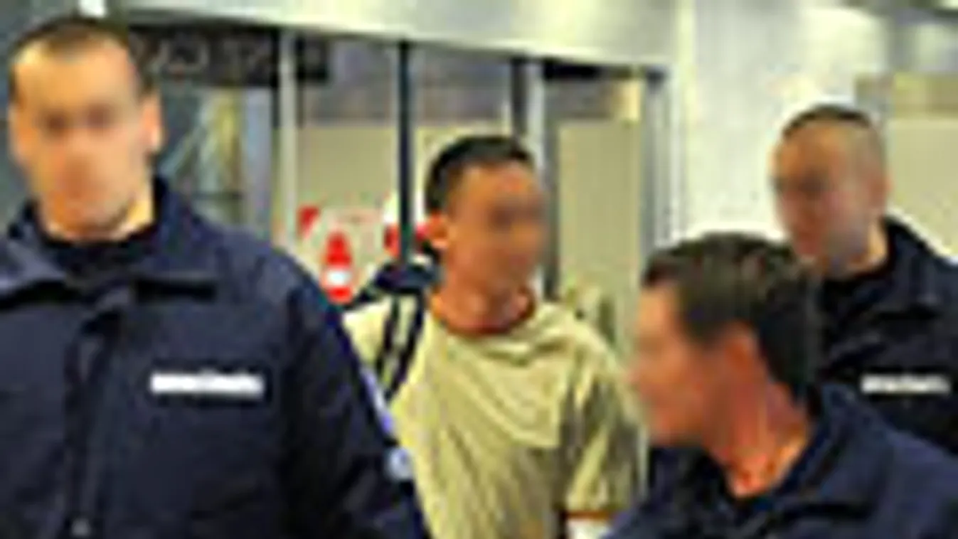 Rendőrök kísérnek egy férfit a Ferihegyi repülőtér 2B terminálján, akit előzőleg Brazíliában tartóztattak le a hatóságok, D. G. Alsóörsnél ittasan lesodródott az útról és utsa, 30 éves utas, az RTL Klub riportere, Hégető Honorka életét vesztette