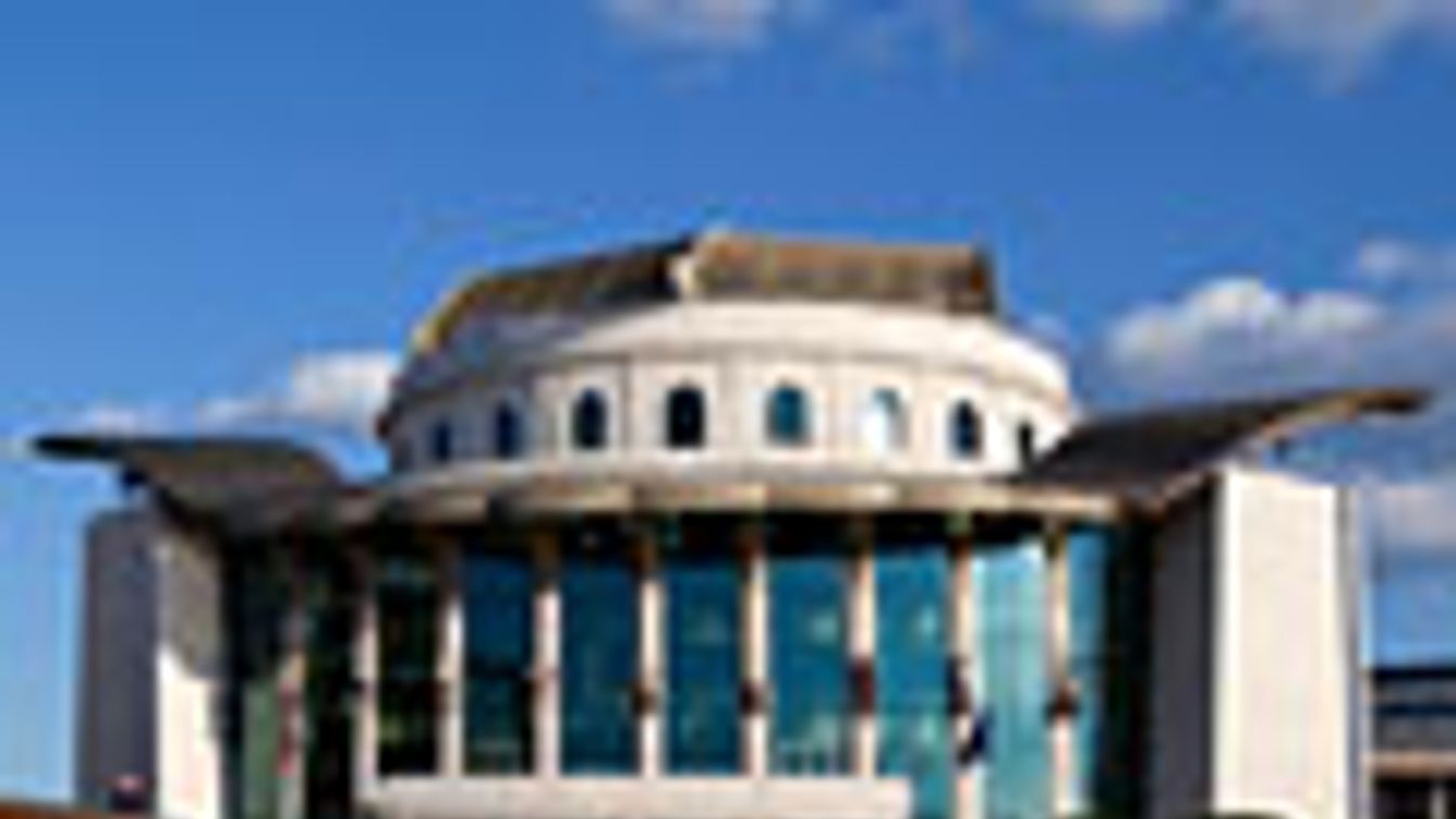 A Nemzeti Színház épülete a Duna-parton