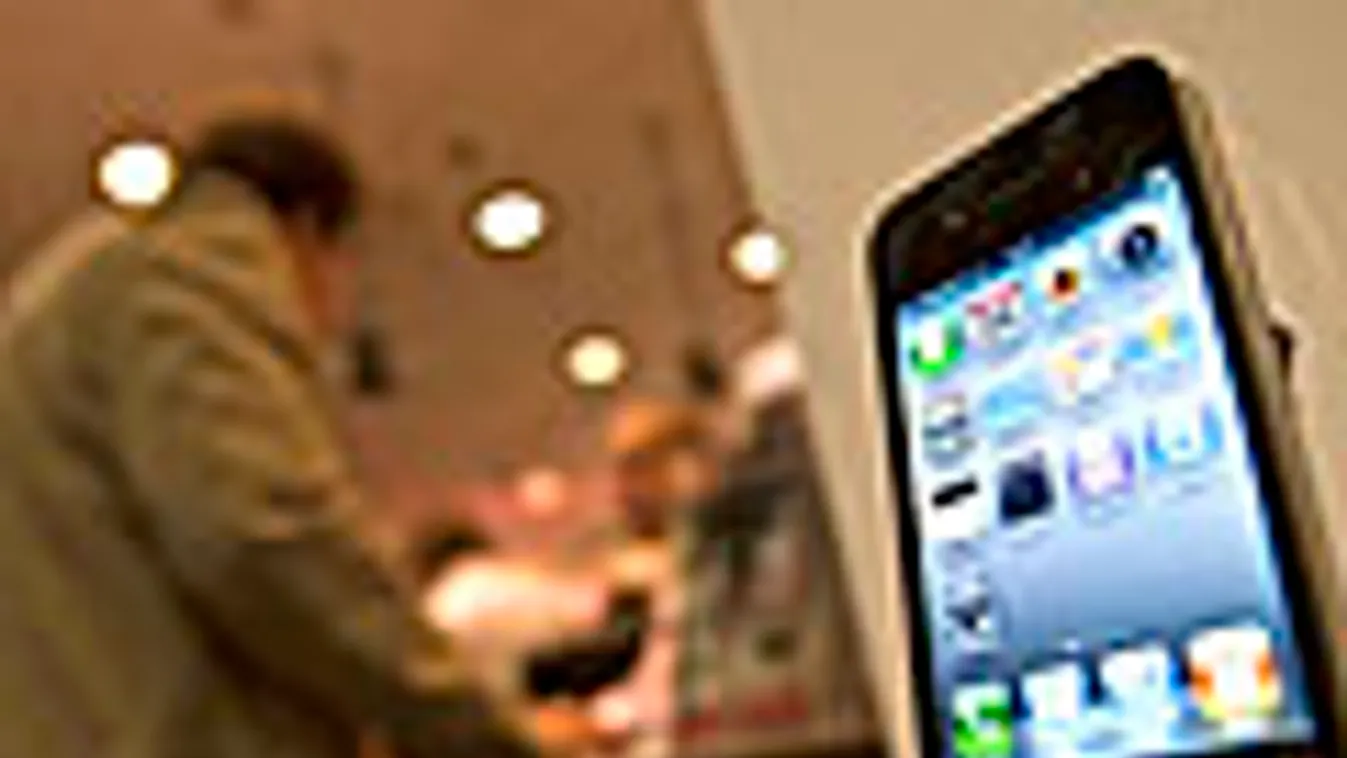 Az Apple iPhone 4 telefonja, amelyet Magyarországon elsőként 0 órától kezdtek árusítani a budapesti Arena Plaza T-Mobil boltjában