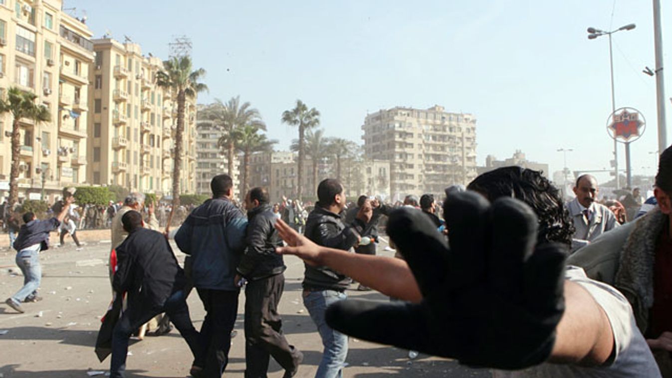 Egyiptomi forrongások, összecsaptak Mubarak hívei és a lemondását követelő tüntetők Kairóban a Tahrír téren 2011. február 2-án
