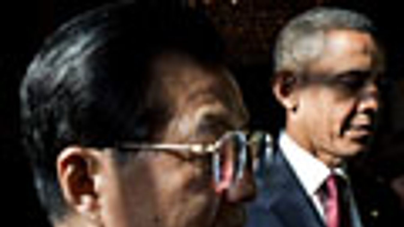 Hu Csintao kínai elnök és Barack Obama amerikai elnök a Fehér Ház Zöld szobájában várakoznak közös sajtótájékoztatójuk előtt