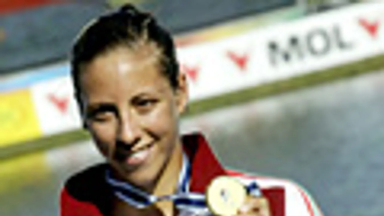 Csipes Tamara, aranyérmével, 39. kajak-kenu világbajnokságon Szegeden 