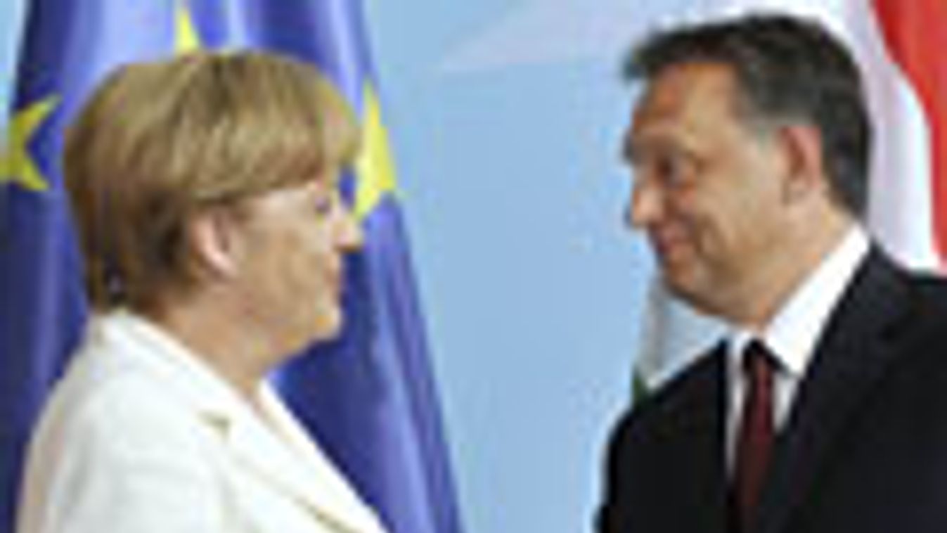 Orbán Viktor miniszterelnök és vendéglátója, Angela Merkel német kancellár kezet fog egymással a megbeszélésüket követő közös sajtóértekezleten, Berlinben, Orbán Viktor és az Európai Unió viszonya, EU