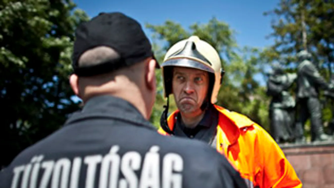 Tettrekész Magyar Rendőrség Szakszervezete, Hivatásos Tűzoltók Független Szakszervezete, Fegyveres és Rendvédelmi Dolgozók Érdekvédelmi Szövetsége, demonstráció, tüntetés, rendvédelmi dolgozók demonstrációja, Országház, Árok Kornél