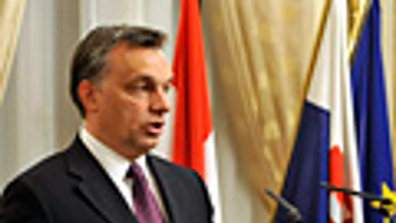Orbán Viktor magyar miniszterelnök beszél a szlovák és kormányfővel közösen tartott sajtótájékoztatón a pozsonyi miniszterelnöki hivatalban