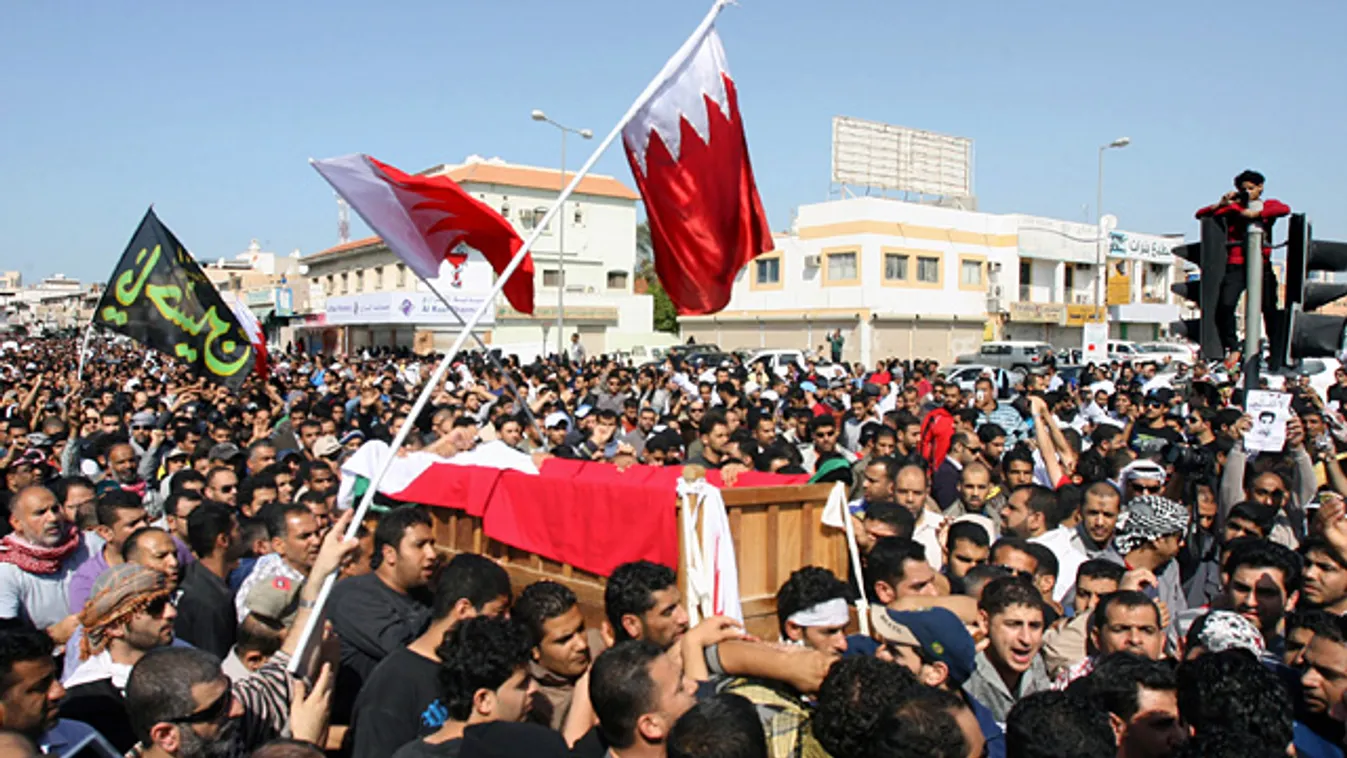 Bahrein, Manama, tüntetés a demokratikus átalakulásért, síta tüntetők az egyik áldozatot kísérik utolsó útjára