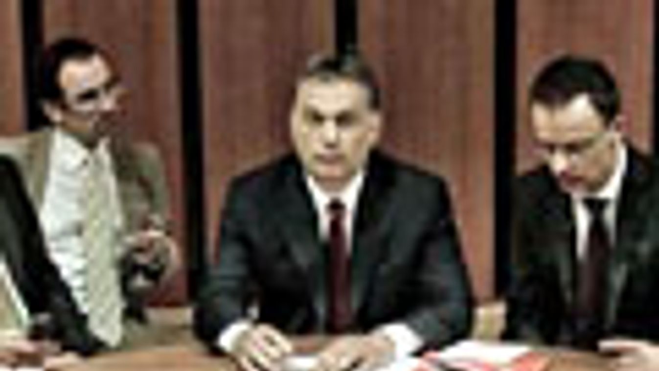 Orbán Viktor és a Fidesz elnöksége 2010. április 26-án, amint az országgyűlési választások eredményét várják.