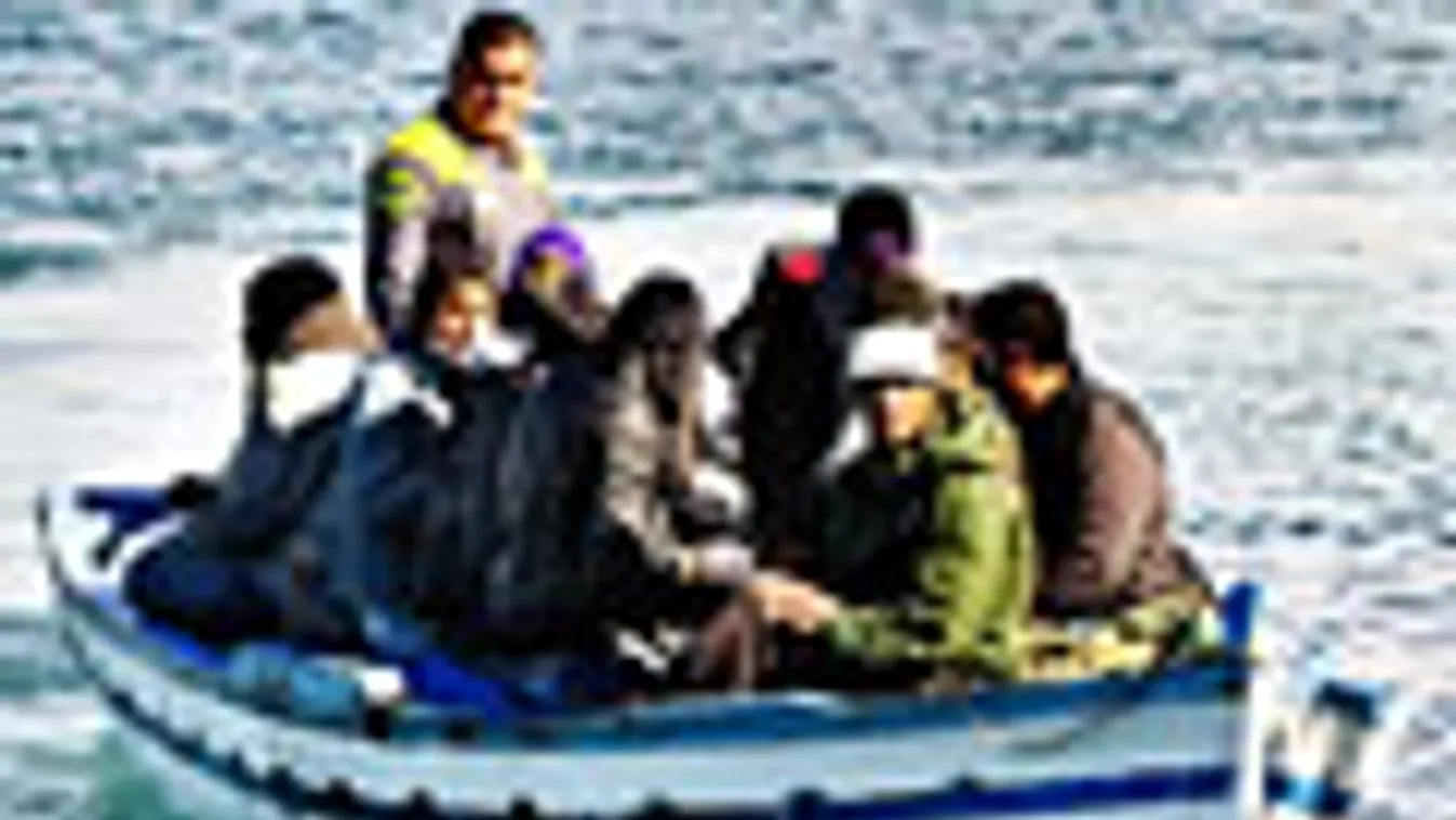Csónakon érkeznek illegális bevándorlók Tunéziából az olaszországi Lampedusa szigetére 2011. február 20-án