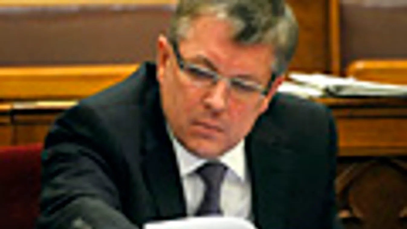 Matolcsi György nemzetgazdasági miniszter szavaz a nyugdíjreform és adósságcsökkentő alapról, és a szabad nyugdíjpénztár-választás lebonyolításával összefüggő törvényrő