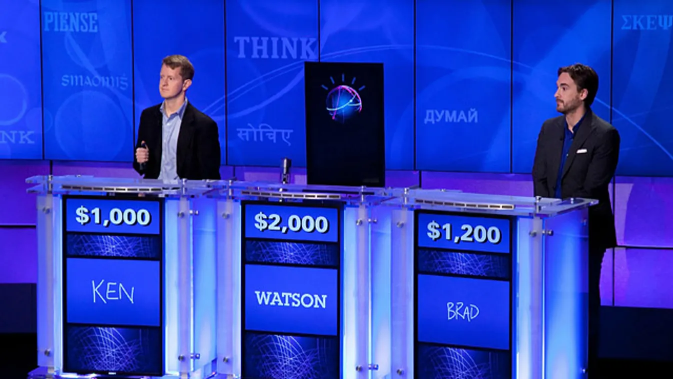 Ken Jennings és Brad Rutter Jeopardy! bajnokok, középen Watson az IBM szuperkompjutere