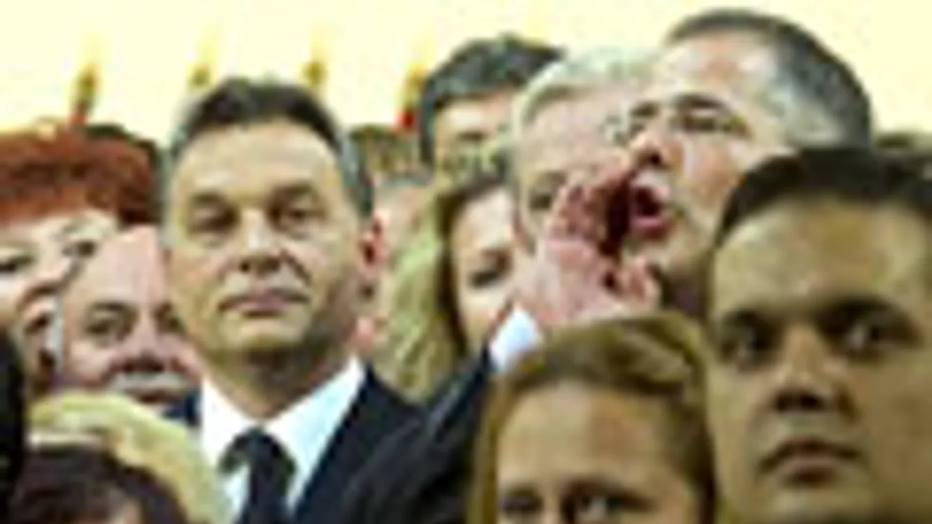 Fidesz kampánynyitó nagygyűlés, SYMA-csarnok, A Fidesz kampányfilmjének egyik tömegjelenetét forgatják Orbán Viktor beszéde után, A forgatást Kósa Lajos irányítja