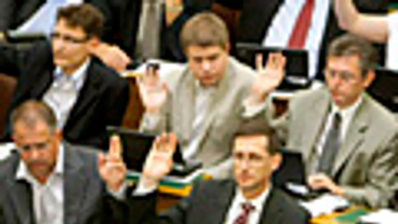 Kép leírása: parlament szavazás kézfeltartással 
